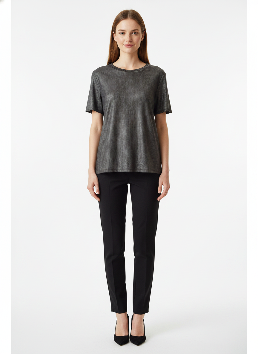 Model i mørk t-shirt med guldglimmer og glitter-halsbånd – front trousers pumps