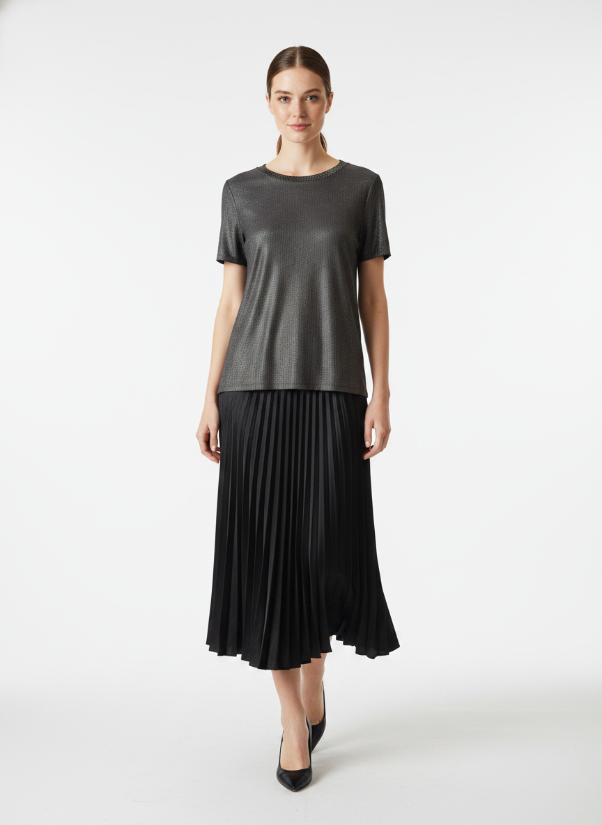 Model i mørk t-shirt med guldglimmer og glitter-halsbånd – step skirt