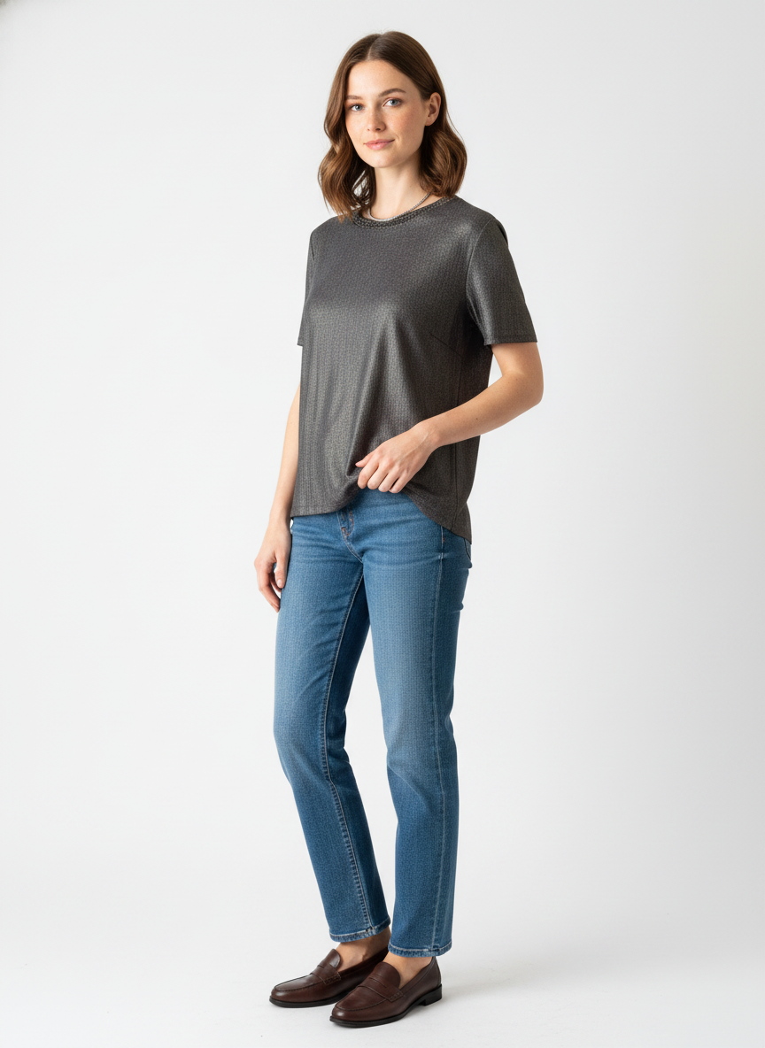 Model i mørk t-shirt med guldglimmer og glitter-halsbånd – threequarter jeans blazer