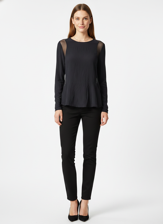 Model i mørk bluse med mesh-indsatser i siderne – front trousers pumps