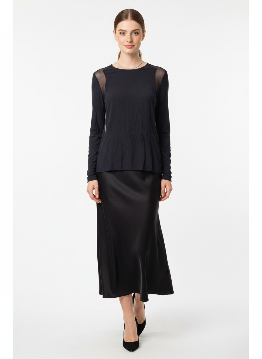 Model i mørk bluse med mesh-indsatser i siderne – step skirt heels