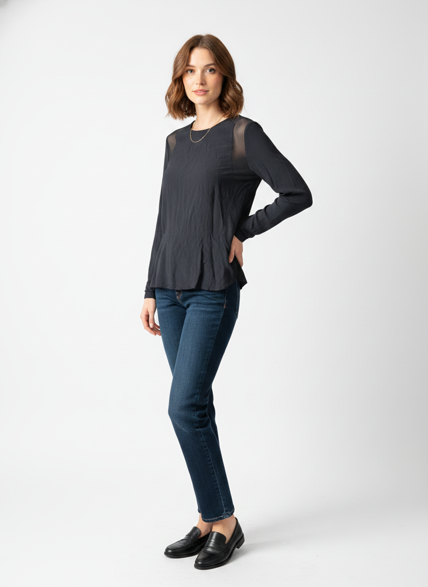 Model i mørk bluse med mesh-indsatser i siderne – threequarter jeans blazer