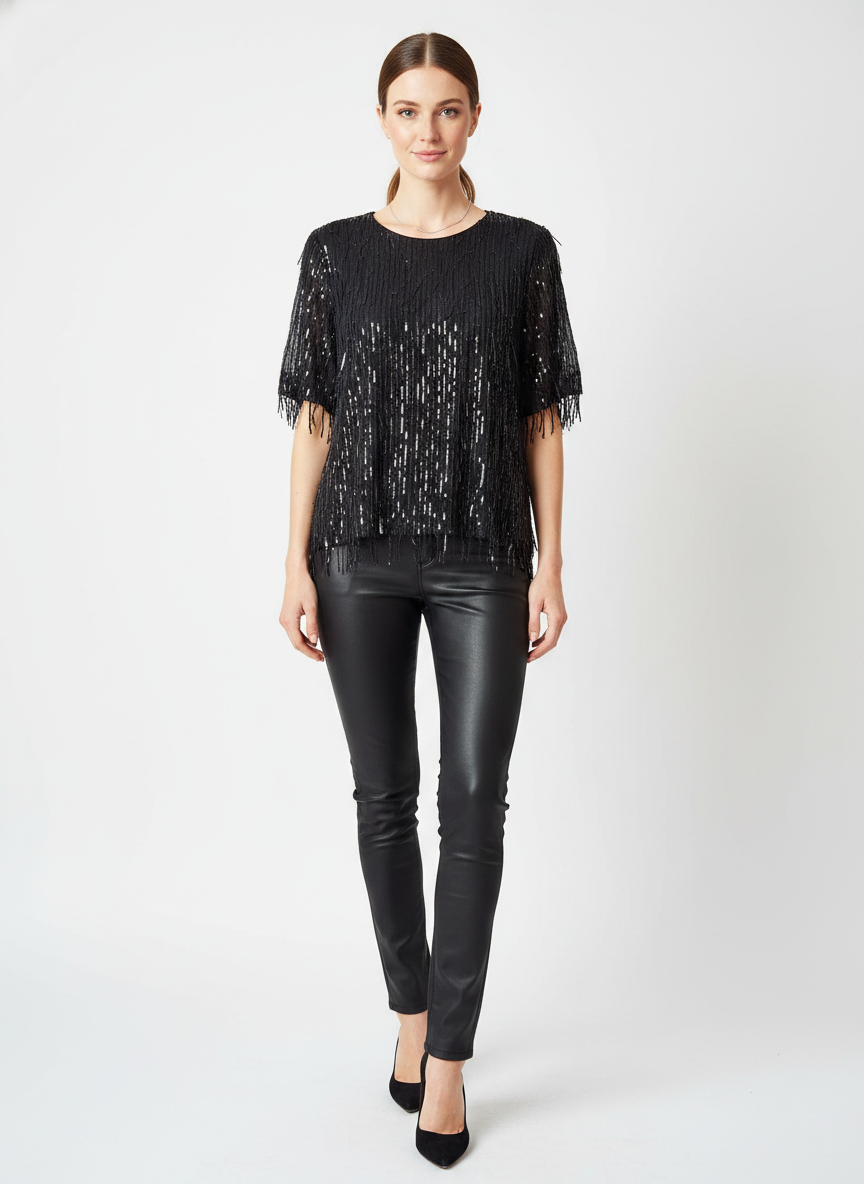 Model i sort bluse med hængende paillet-fringes – step leather