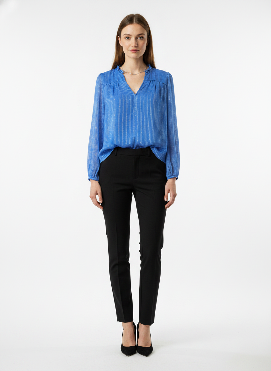 Model i klar blå bluse med glimmer-striber og flæsekrave – front trousers pumps