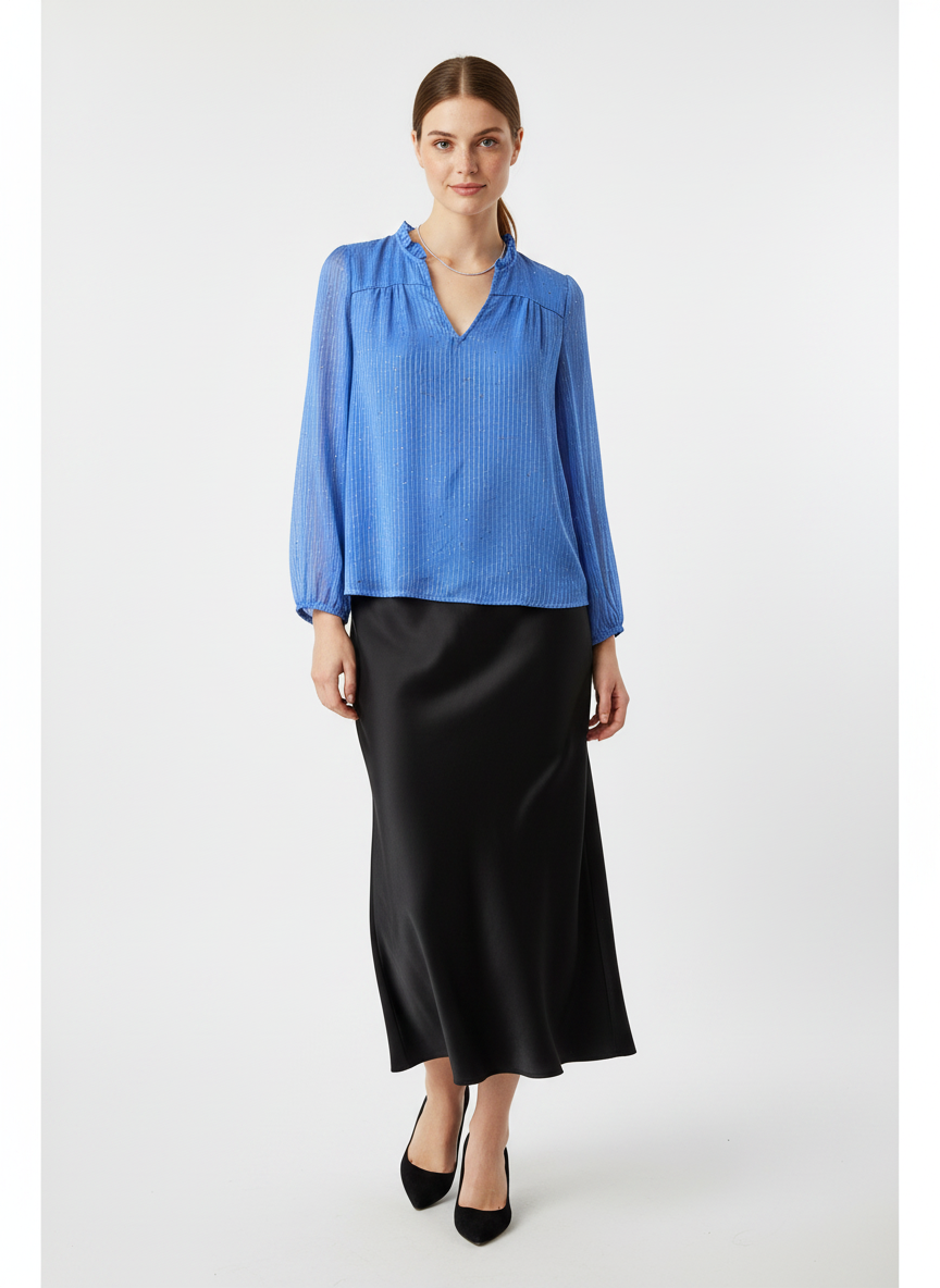 Model i klar blå bluse med glimmer-striber og flæsekrave – step skirt