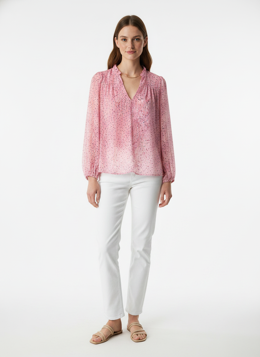 Model i lyserød bluse med konfetti-print og flæsekrave – front jeans sandals
