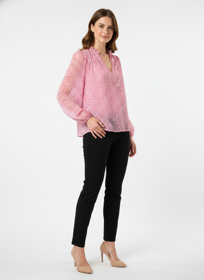Model i lyserød bluse med konfetti-print og flæsekrave – threequarter trousers pumps