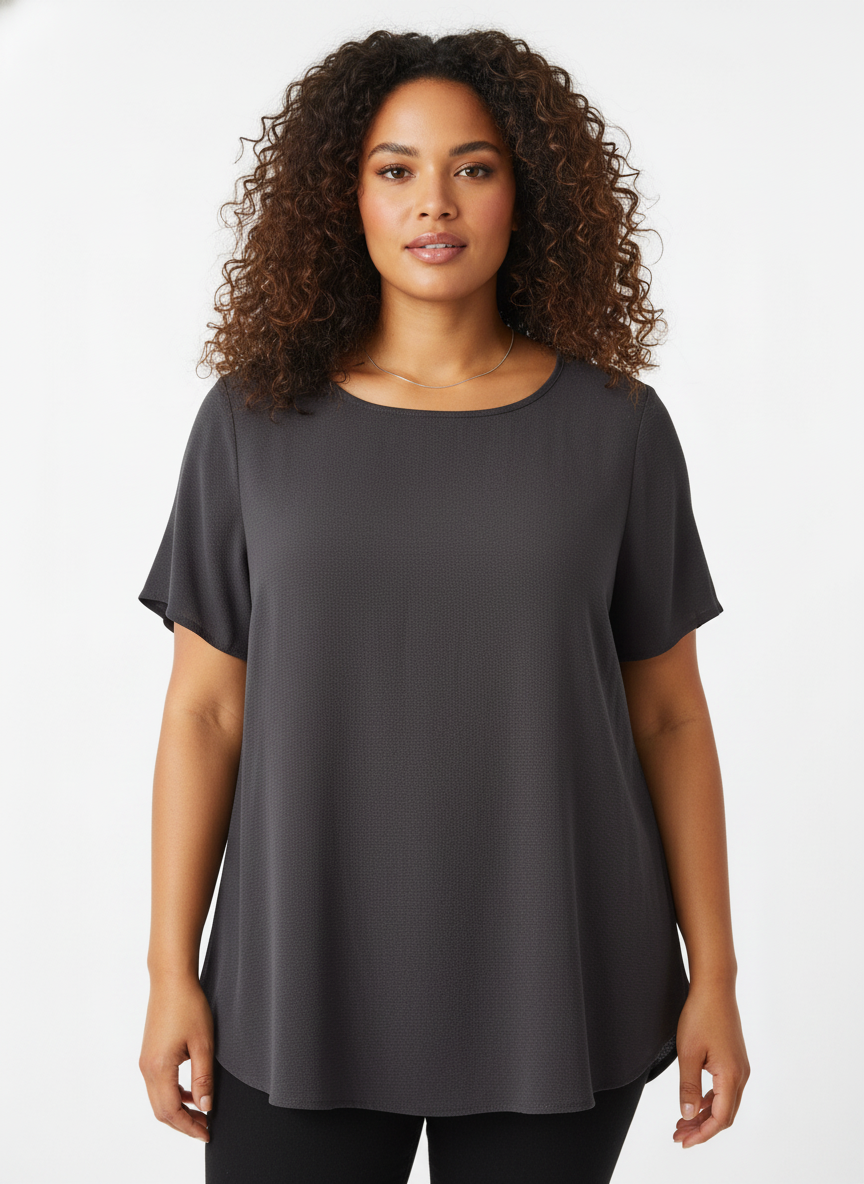 Model i mørkegrå basis-bluse med korte ærmer – detail