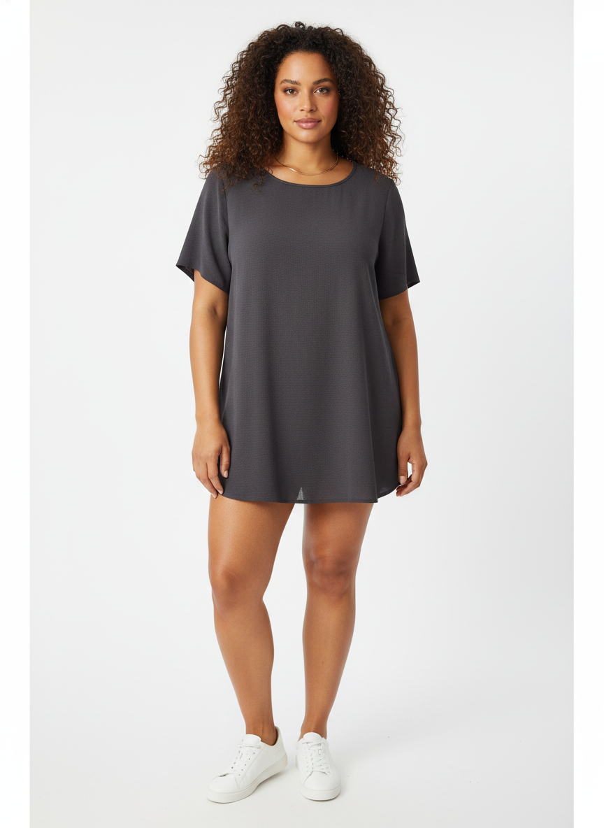 Model i mørkegrå basis-bluse med korte ærmer – front