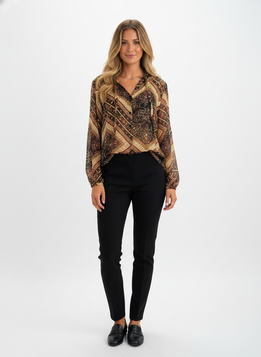 Model i bluse med mønsterrigt jordtone-print – front trousers loafers