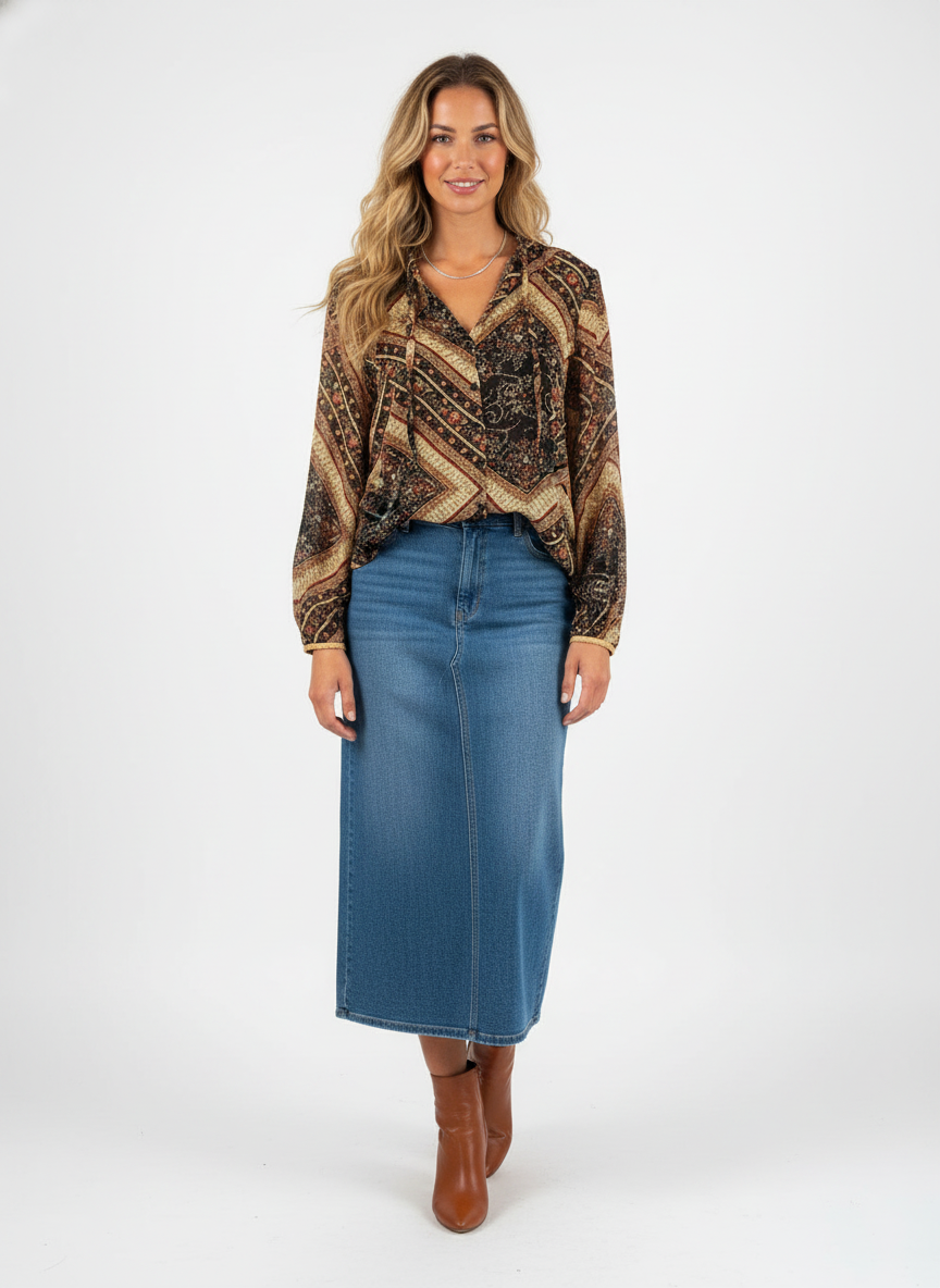 Model i bluse med mønsterrigt jordtone-print – step skirt boots