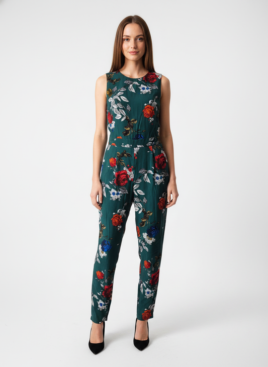 Model i mørkegrøn ærmeløs jumpsuit med blomsterprint – front pumps