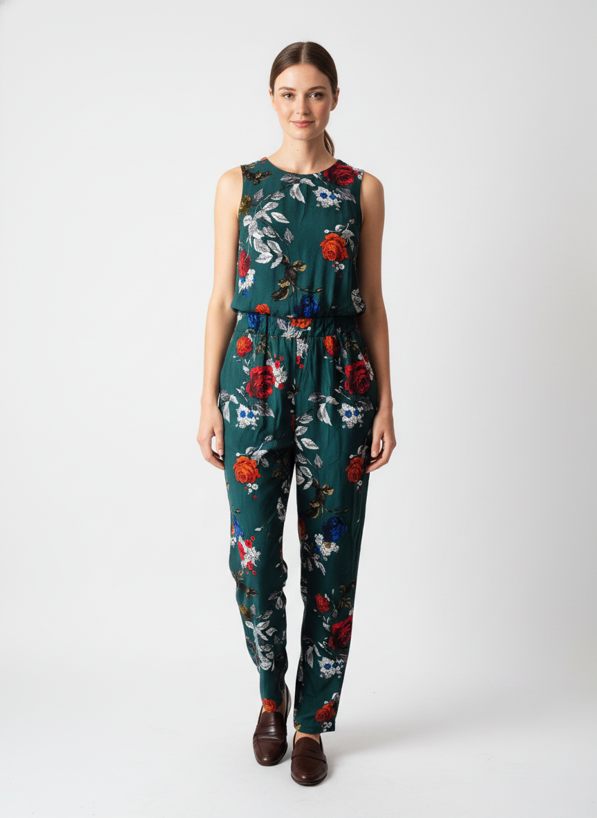 Model i mørkegrøn ærmeløs jumpsuit med blomsterprint – step loafers