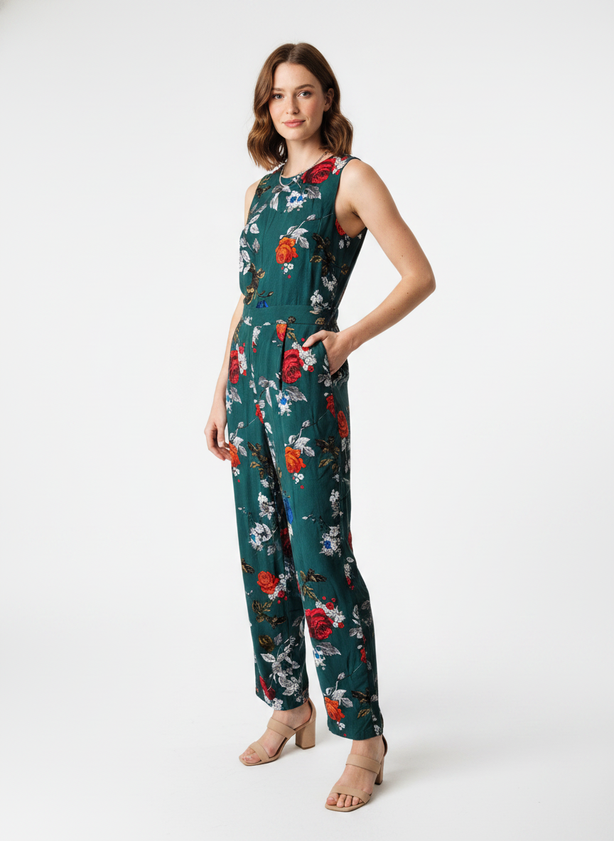Model i mørkegrøn ærmeløs jumpsuit med blomsterprint – threequarter sandals