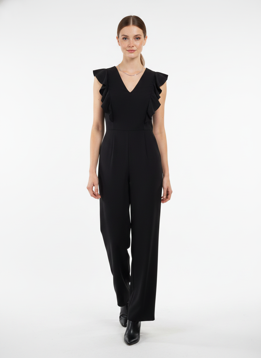 Model i sort lang jumpsuit med flæseærmer – step ankle