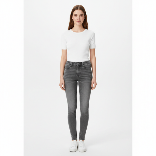 Model front view - Stilrene grey washed højtaljede skinny jeans