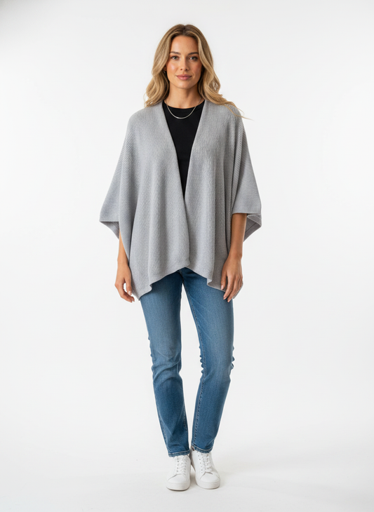 Model i lysegrå oversize cardigan med batwing-snit – front tee jeans