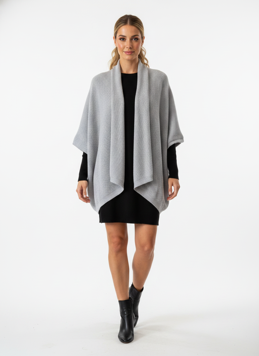 Model i lysegrå oversize cardigan med batwing-snit – step dress boots
