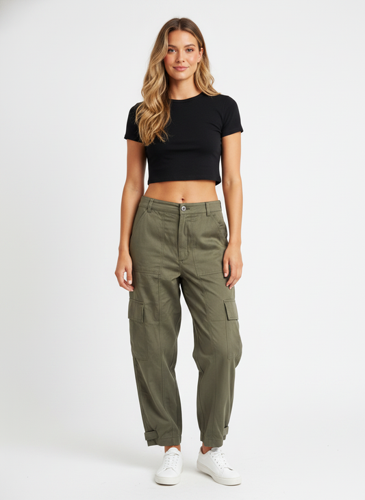 Model i olivengrønne cargo-bukser med flere lommer – front crop sneakers