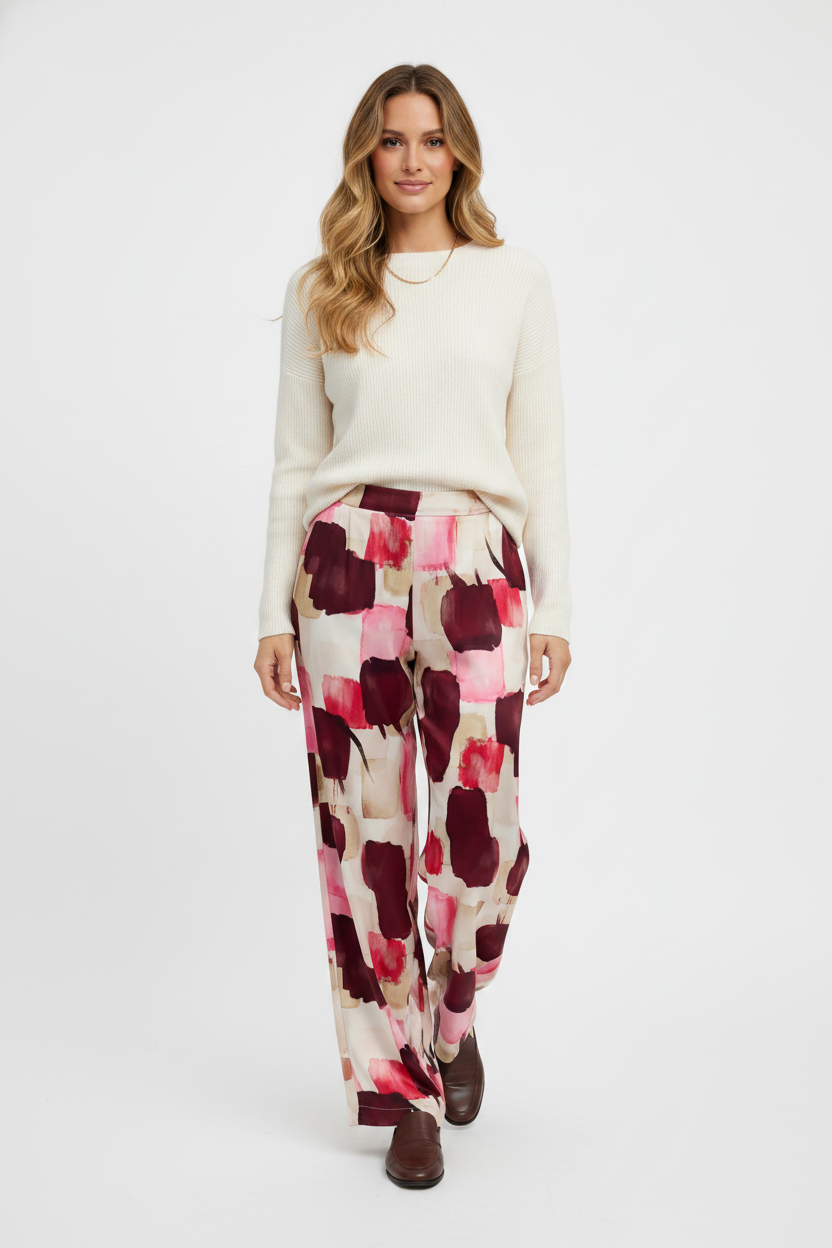 Model i vide bukser med abstrakt brushstroke-print – step loafers