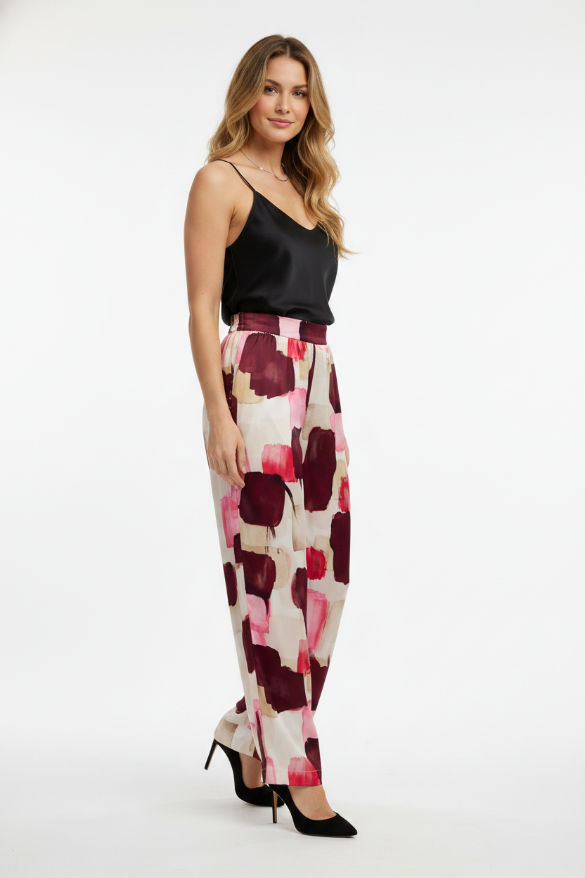 Model i vide bukser med abstrakt brushstroke-print – threequarter heels