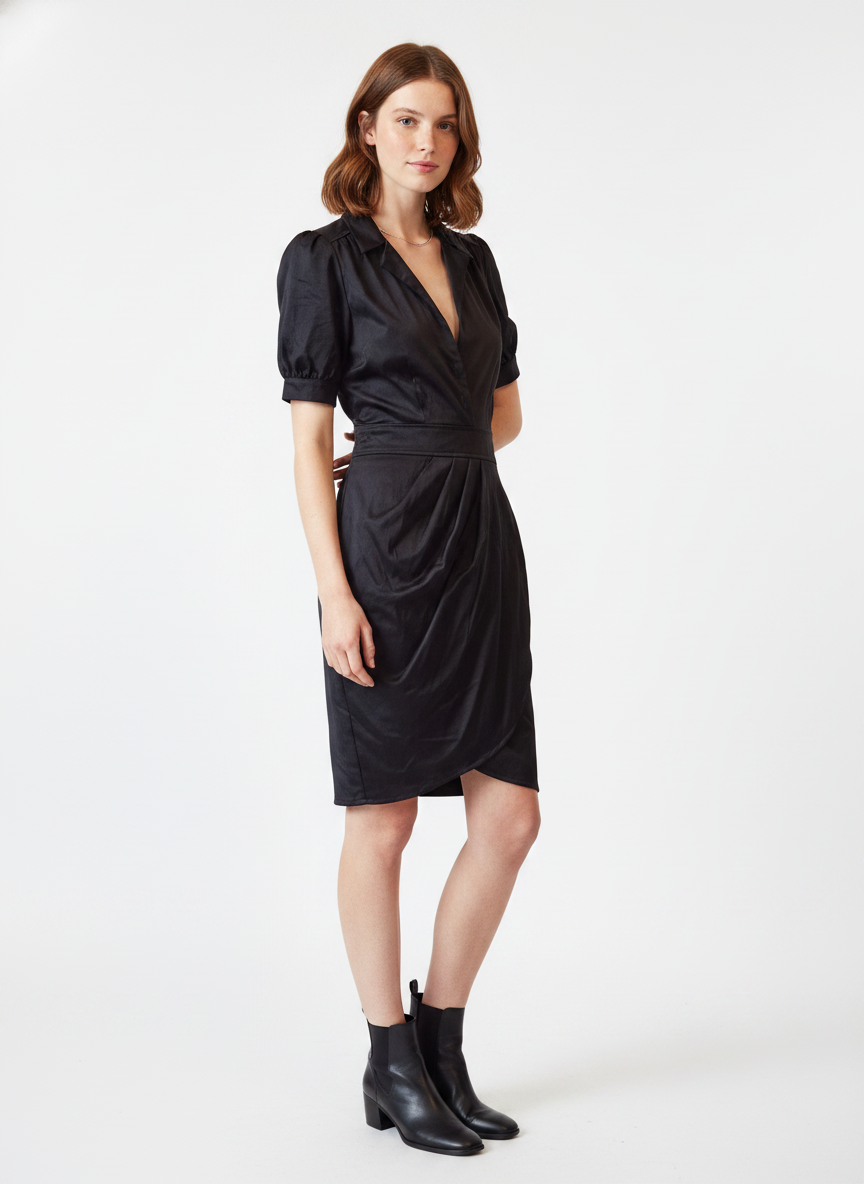 Model i sort figursyet kjole med skjortekrave og drape-detalje – threequarter ankle