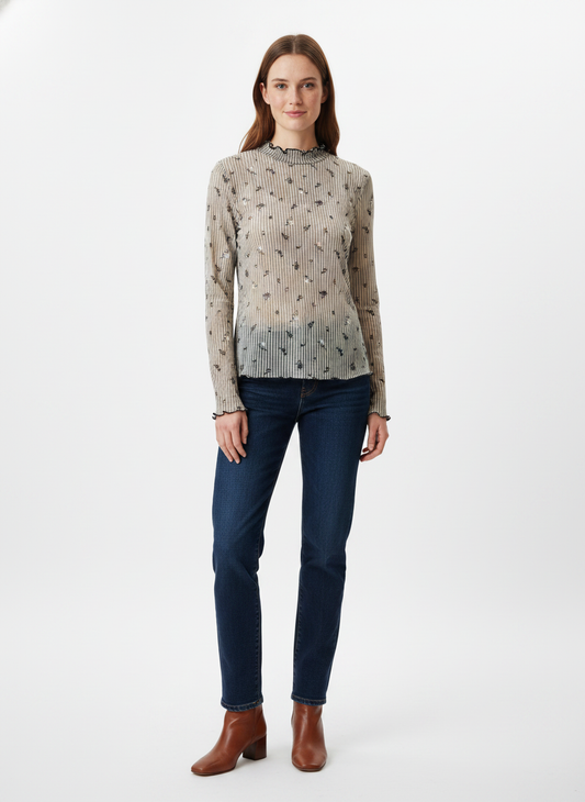 Model i cremehvid gennemsigtig bluse med striber og småblomster – front jeans boots