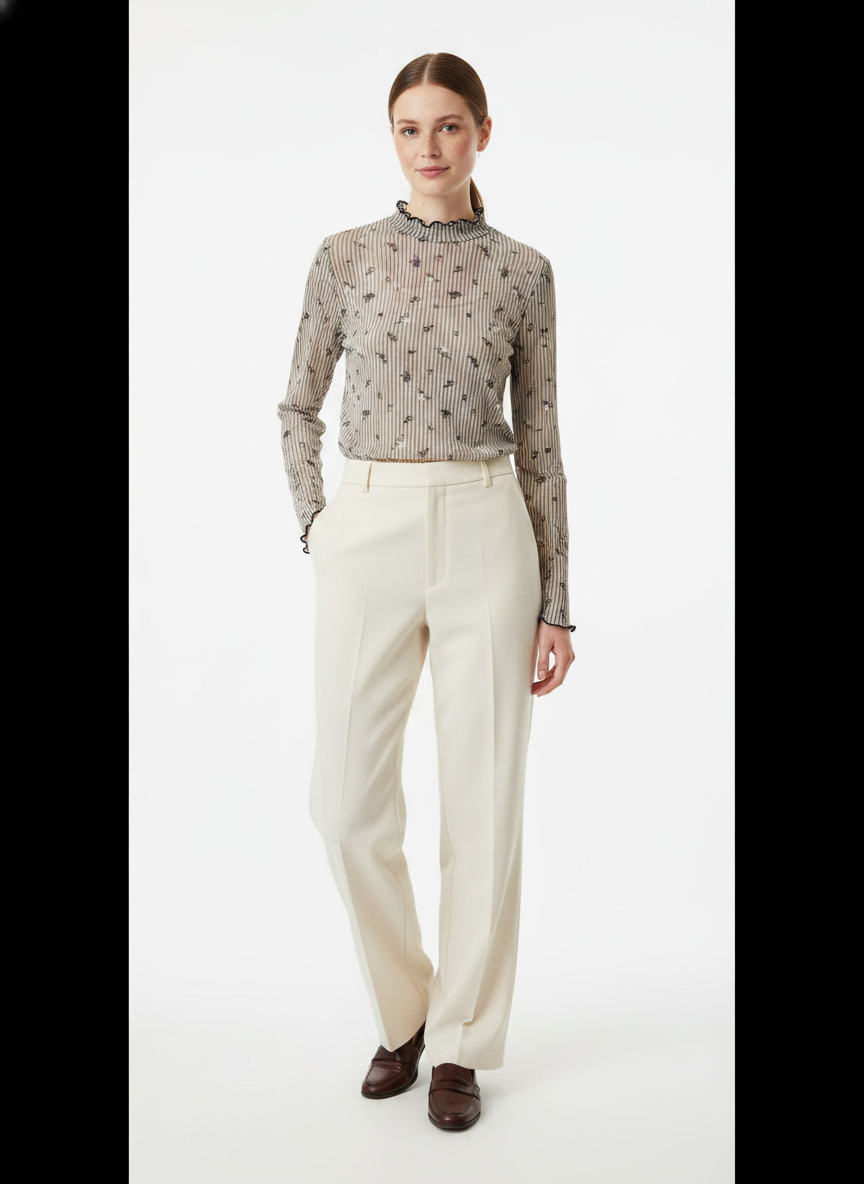 Model i cremehvid gennemsigtig bluse med striber og småblomster – step trousers