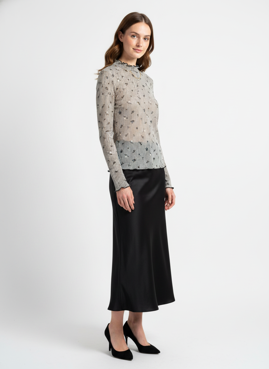 Model i cremehvid gennemsigtig bluse med striber og småblomster – threequarter skirt pumps
