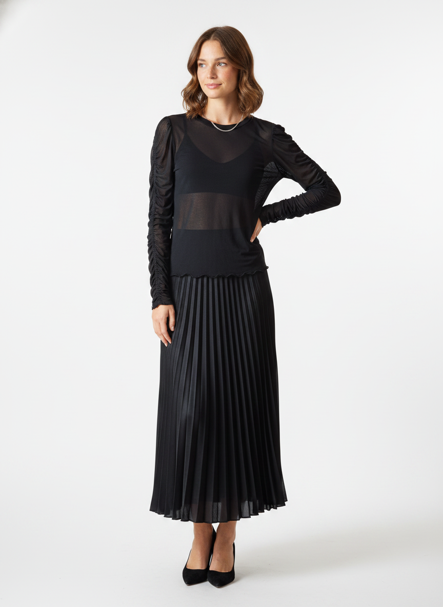 Model i sort gennemsigtig bluse med ruched ærmer – threequarter skirt