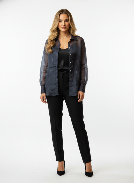 Model i mørk gennemsigtig skjorte i organza-stof – front camisole trousers