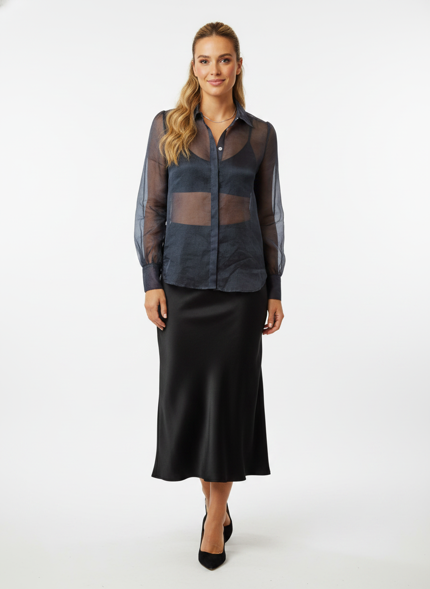 Model i mørk gennemsigtig skjorte i organza-stof – step bralette skirt