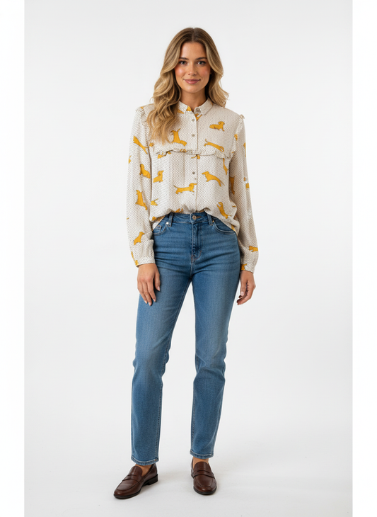 Model i cremehvid skjorte med gravhunde-print og flæsedetalje – front jeans loafers