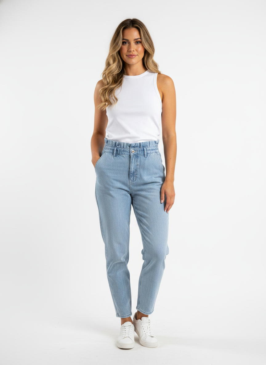 Model in Lyseblå højtaljede paperbag-jeans – full-body front