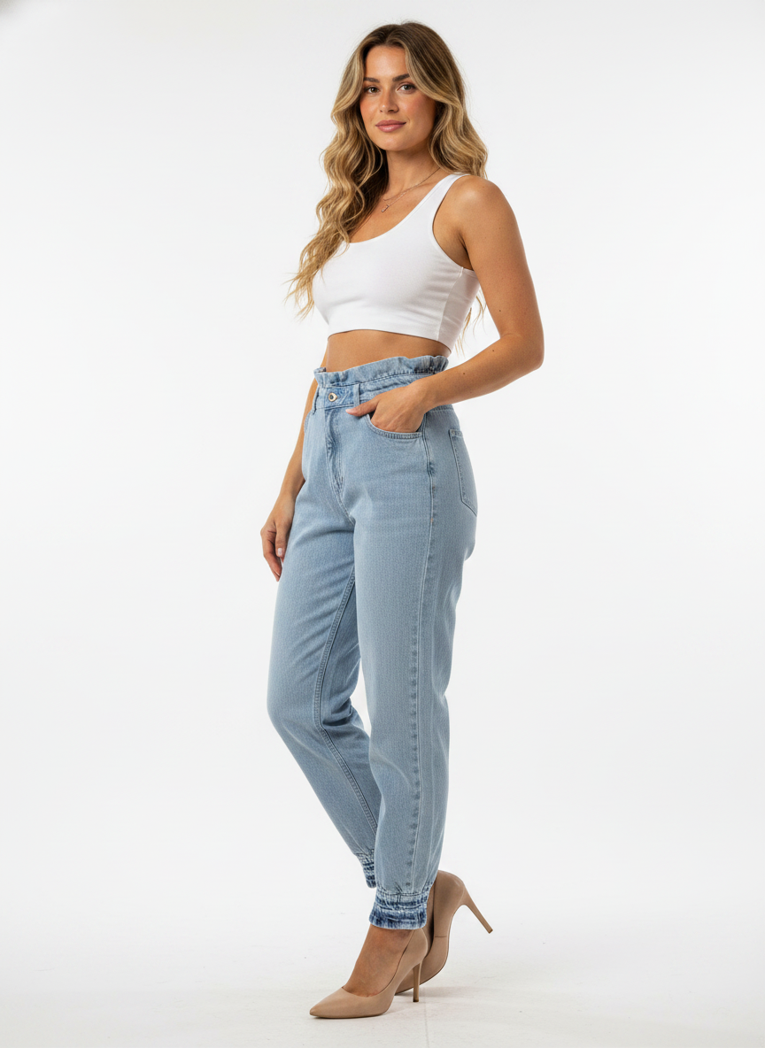 Model in Lyseblå højtaljede paperbag-jeans – three-quarter turn