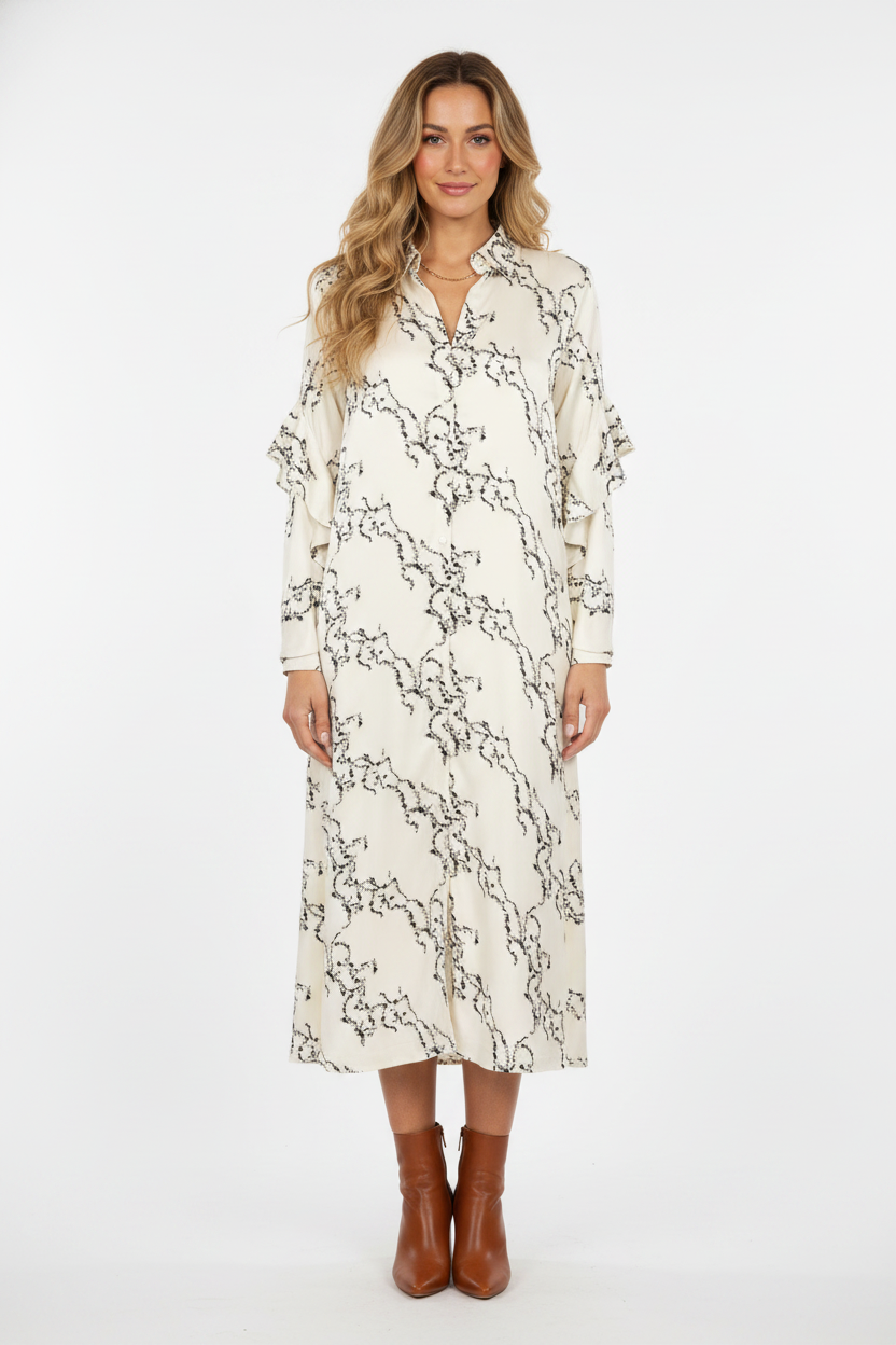 Model i cremehvid skjortekjole med grafisk linje-print – front boots