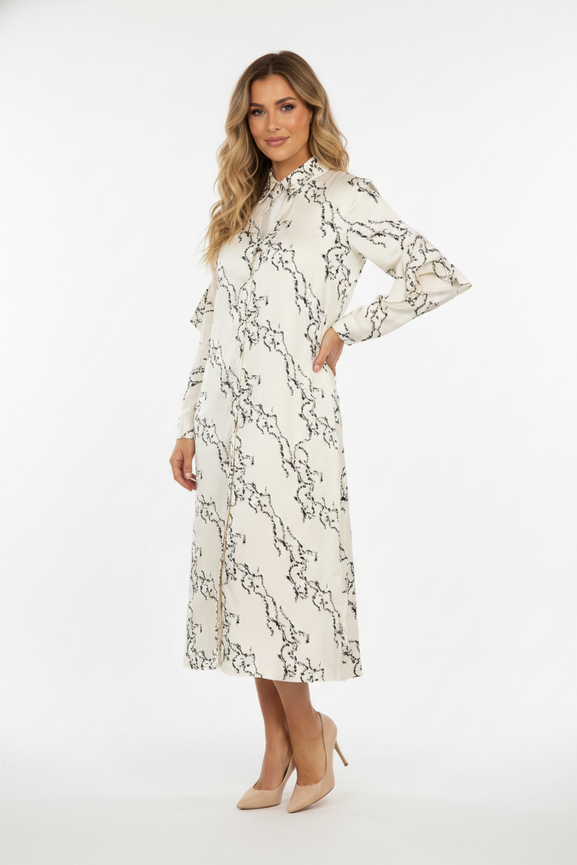 Model i cremehvid skjortekjole med grafisk linje-print – threequarter pumps