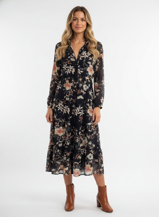 Model i mørk kjole med romantisk blomster- og paisley-print – front boots