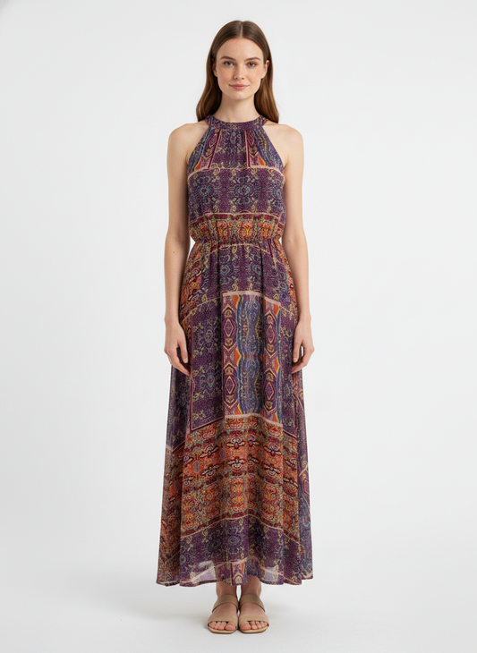 Model i maxikjole med farverigt paisley-print – front sandals