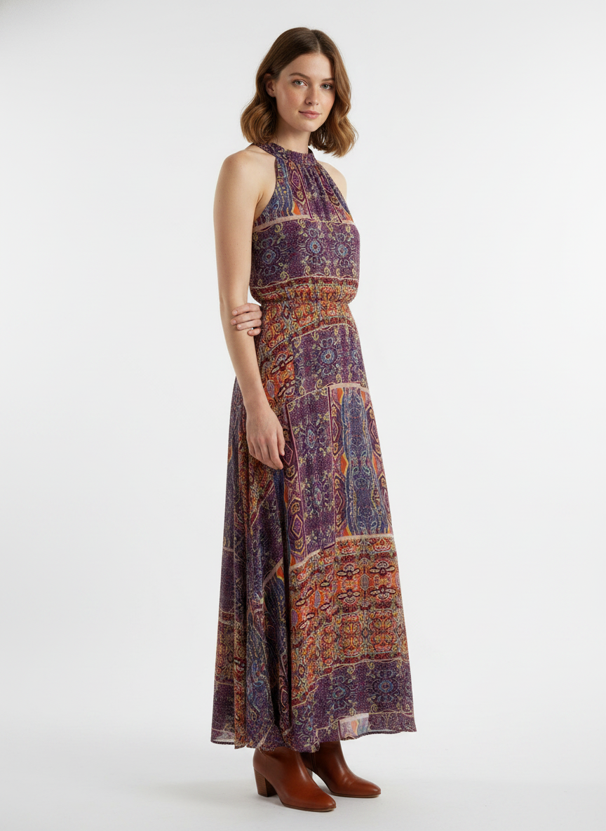 Model i maxikjole med farverigt paisley-print – threequarter ankle