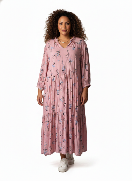 Model i lang kjole med blomster-print og flæsedetaljer – front