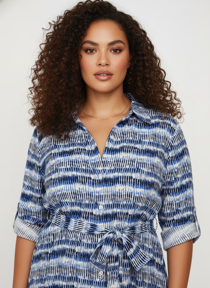 Model i blå tie-dye skjortekjole med bindebånd – detail