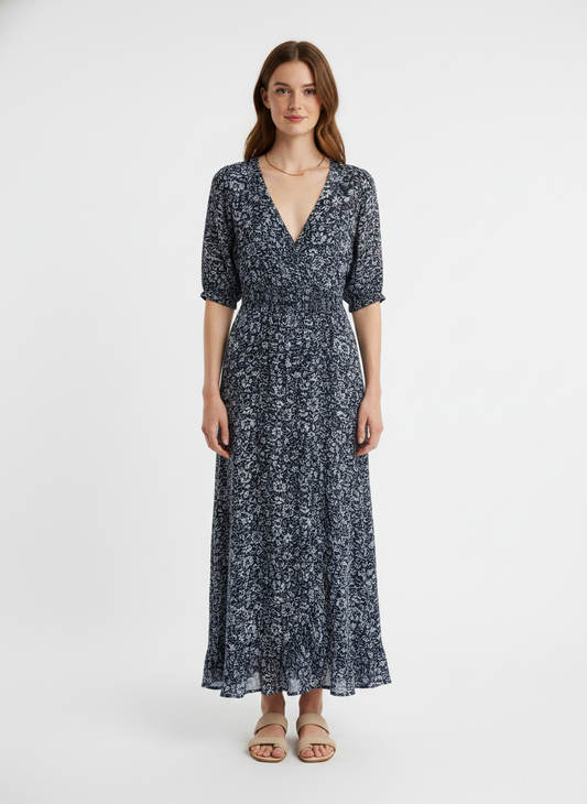 Model i mørkeblå maxikjole med småblomstret print – front sandals