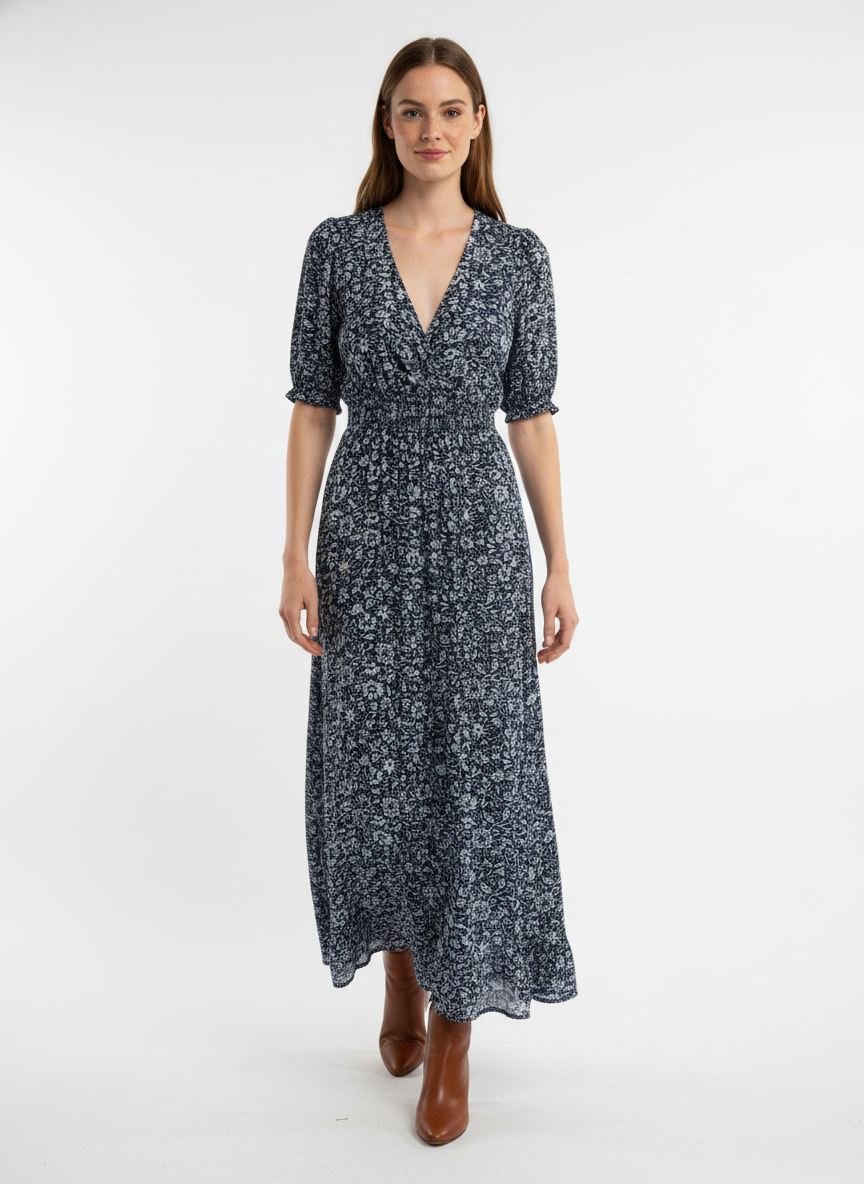 Model i mørkeblå maxikjole med småblomstret print – step ankle