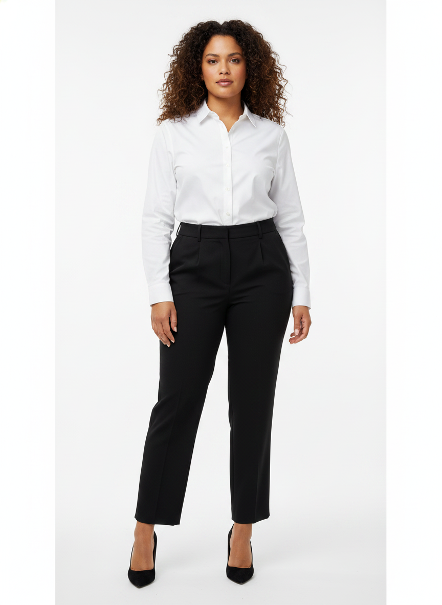Model i sorte taljerede suit-bukser – front pumps
