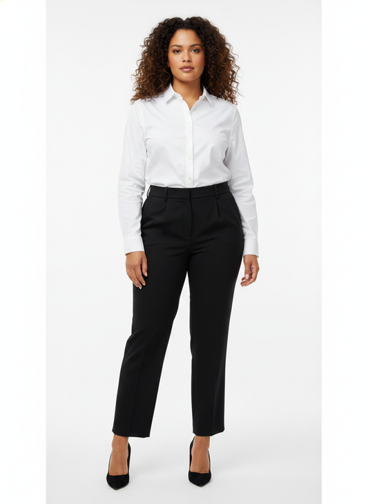 Model i sorte taljerede suit-bukser – front pumps