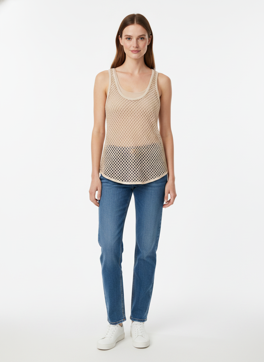 Model i champagnefarvet mesh-tanktop med åben strik – front jeans sneakers