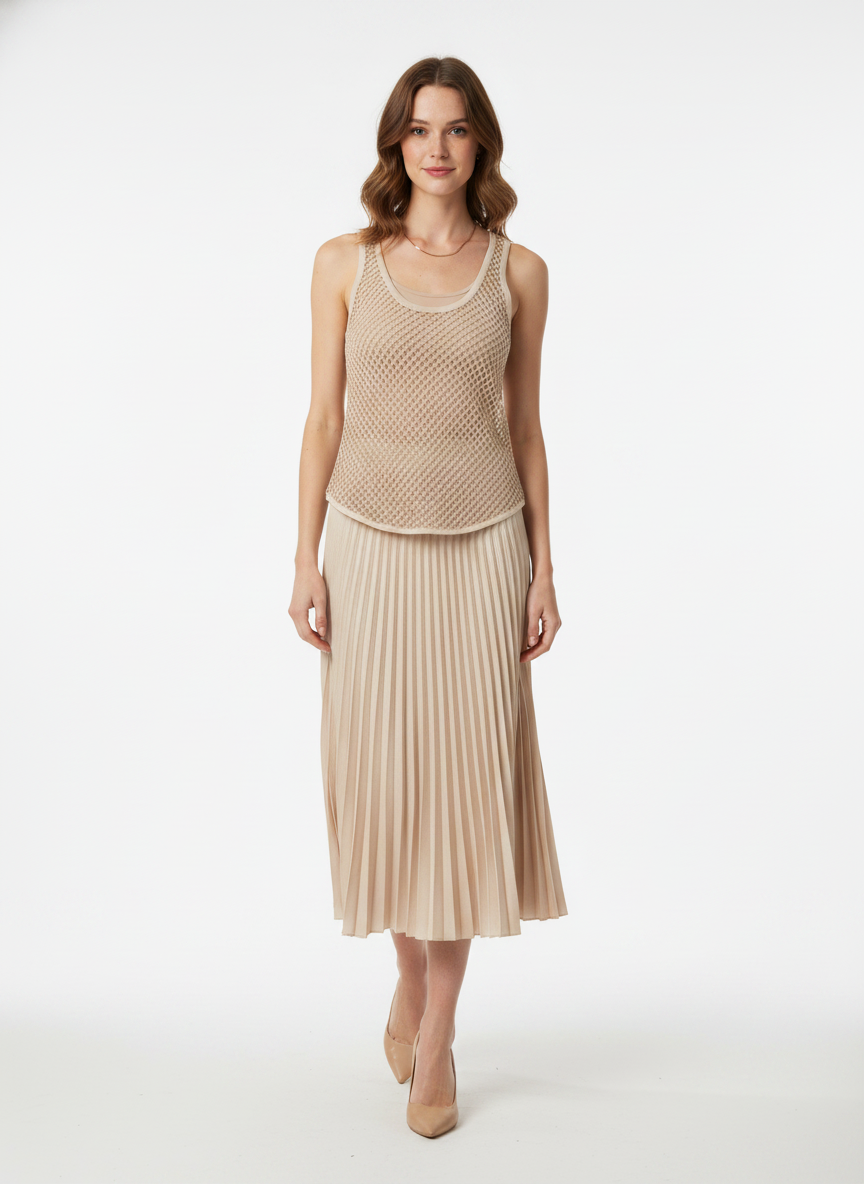 Model i champagnefarvet mesh-tanktop med åben strik – step pleated pumps