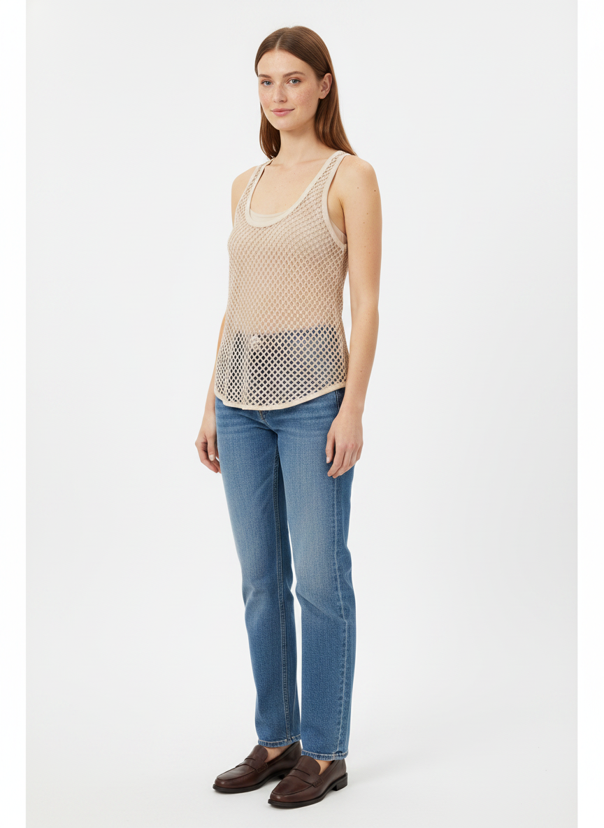 Model i champagnefarvet mesh-tanktop med åben strik – threequarter jeans loafers