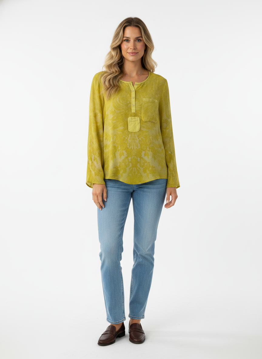 Model i gul let bluse med tone-i-tone mønster – front jeans loafers